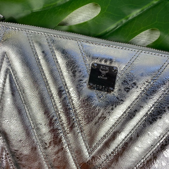 MCM wristlet zip pouch quilted metallic silver - Picture 3 of 8